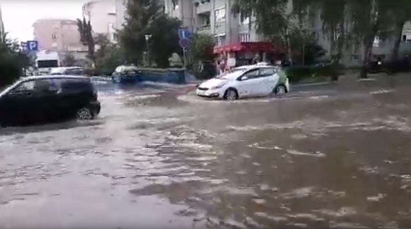 НЕВРЕМЕ ПРОТУТАЊАЛО ЧАЧКОМ: Обилна киша потопила градске улице (ВИДЕО)